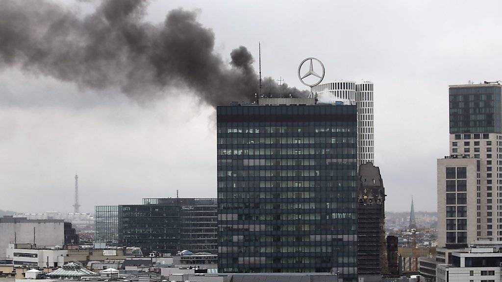 Spektakulärer Anblick - aber für die Feuerwehr eine Kleinigkeit: Feuer zuoberst im Berliner Europa-Center.