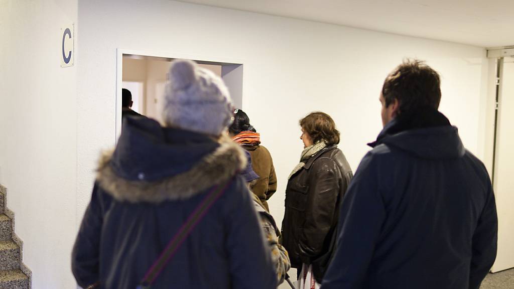 Die Wohnungsknappheit ist im Kanton ein grosses Problem: Bei Wohnungsbesichtigungen kommen die Menschen jeweils in Scharen. (Archivbild)