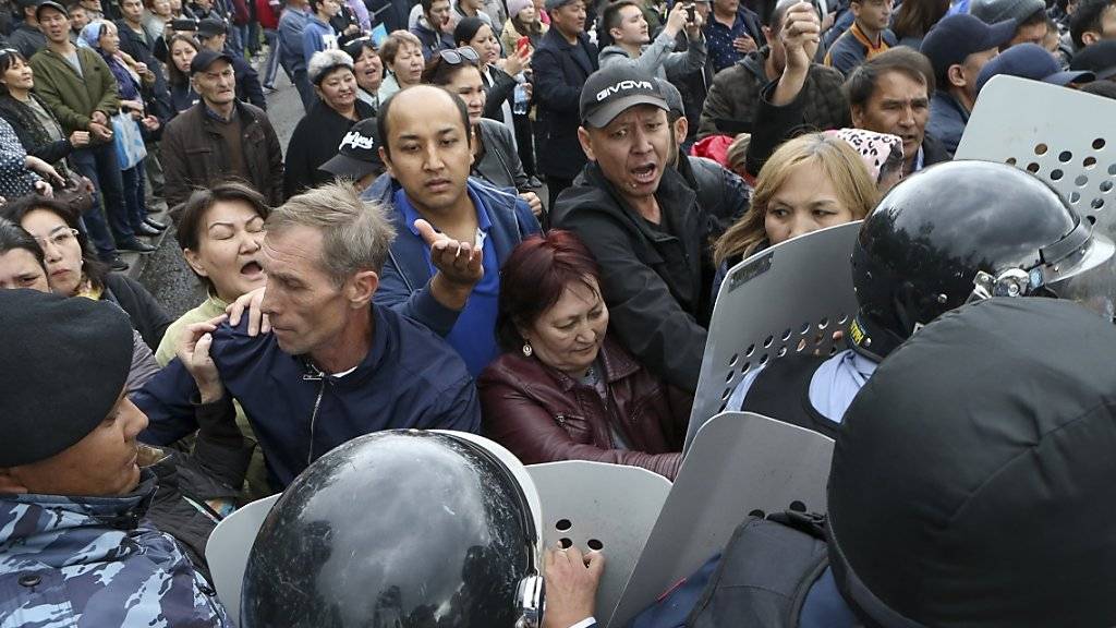 Massive Proteste gegen die Regierung haben die Präsidentschaftswahl in Kasachstan begleitet. Die Polizei nahm hunderte Demonstranten fest.