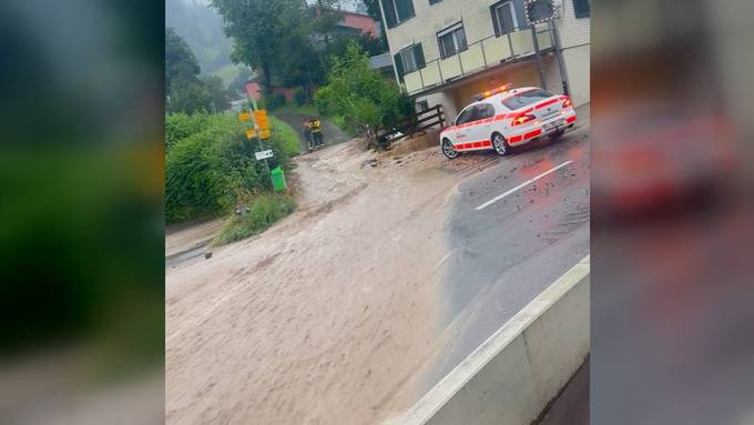 Strasse wird in St. Peterzell zum Bach: Unwetter fordert Ostschweizer Feuerwehren