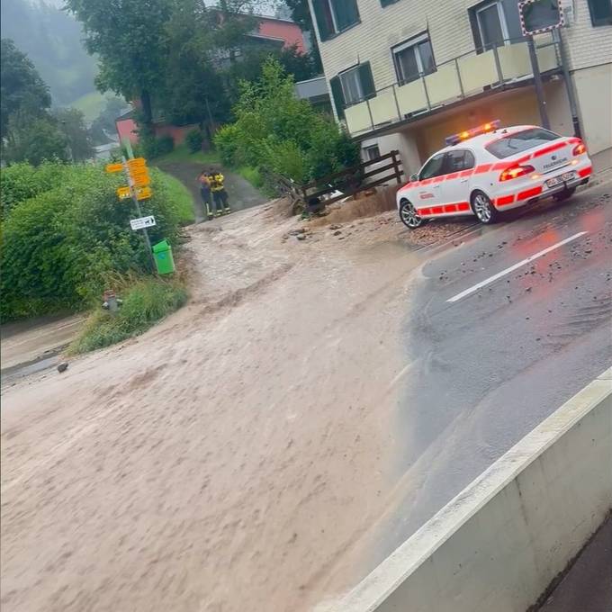 Strasse wird in St. Peterzell zum Bach: Unwetter fordert Ostschweizer Feuerwehren