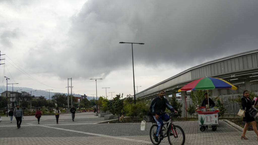 Menschen gehen vor einer U-Bahn-Station, nachdem das ganze Land von einem Stromausfall betroffen war. Bei einem landesweiten Stromausfall sind Millionen Ecuadorianer von der Energieversorgung abgeschnitten worden. Foto: Dolores Ochoa/AP/dpa