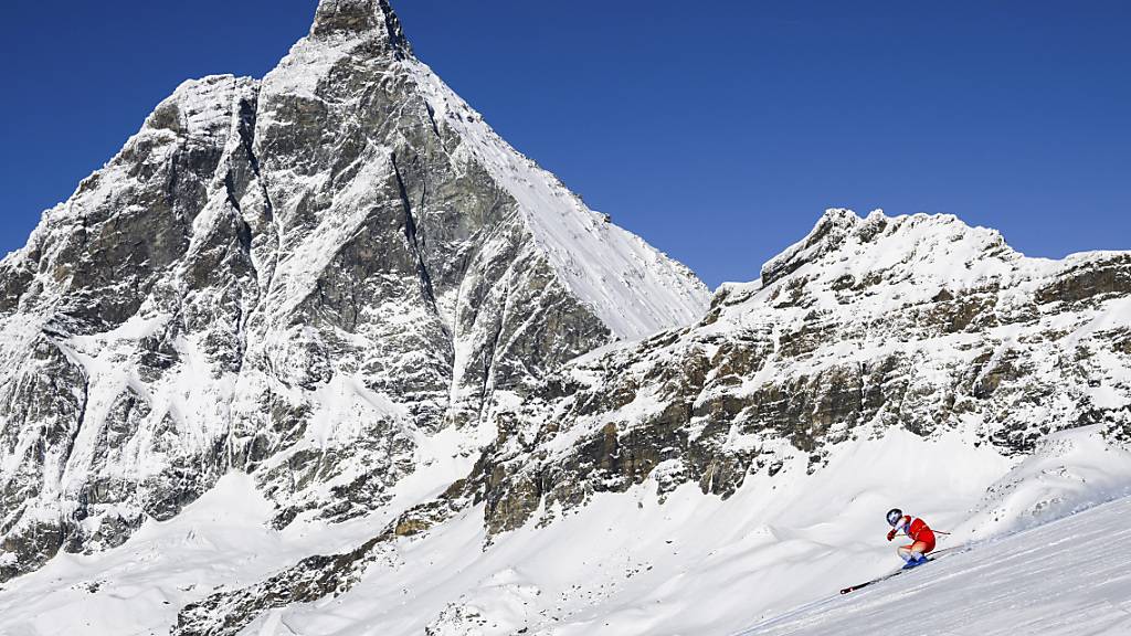 Marco Odermatt fährt am Fuss des Matterhorns die Piste «Gran Becca» hinunter