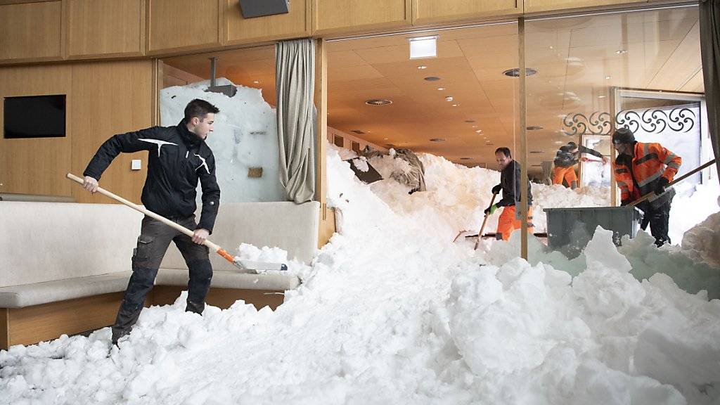 Schneeräumung im stark beschädigten Hotel Säntis auf der Schwägalp nach dem Lawinenabgang.