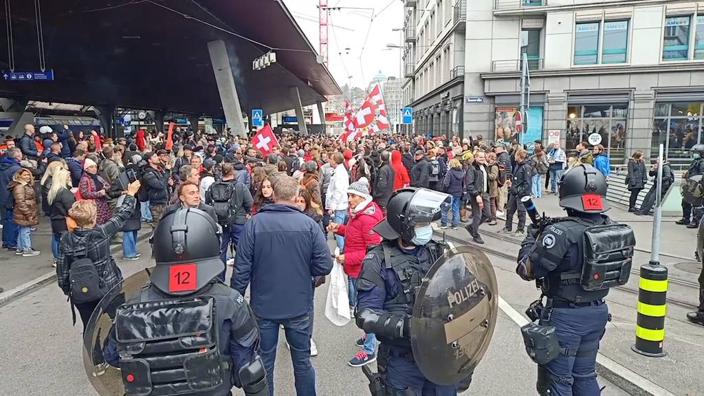 Massnahmen-Kritiker und Velo-Gegendemo: Unbewilligte Kundgebungen am Hauptbahnhof Zürich