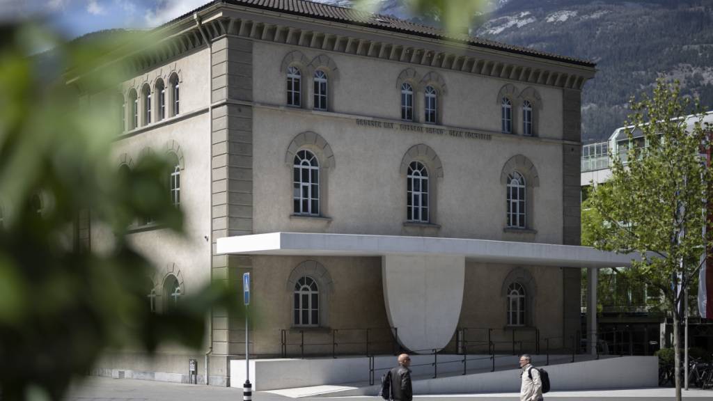 Sollte dereinst wieder eine Pandemie ausbrechen, so könnten Bündner Parlamentarierinnen und Parlamentarier dann dank eines neuen Gesetzes virtuell statt im Grossratsgebäude tagen. Die Änderungen befinden sich nun in der Vernehmlassung. (Archivbild)