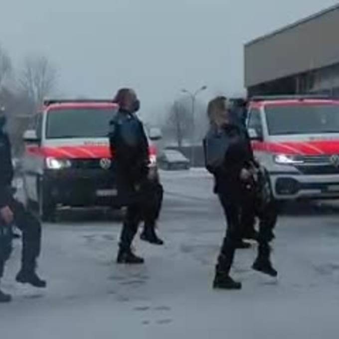 Die Zuger Polizei schwingt das Tanzbein zu Jerusalema