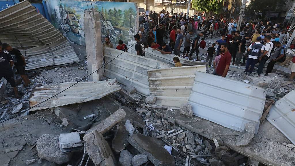 ARCHIV - Palästinenser versammeln sich nach einem Israel zugeschriebenen Luftangriff auf eine ehemalige Schule des Hilfswerk der Vereinten Nationen für Palästina-Flüchtlinge im Nahen Osten. Foto: Omar Ashtawy/APA Images via ZUMA Press Wire/dpa