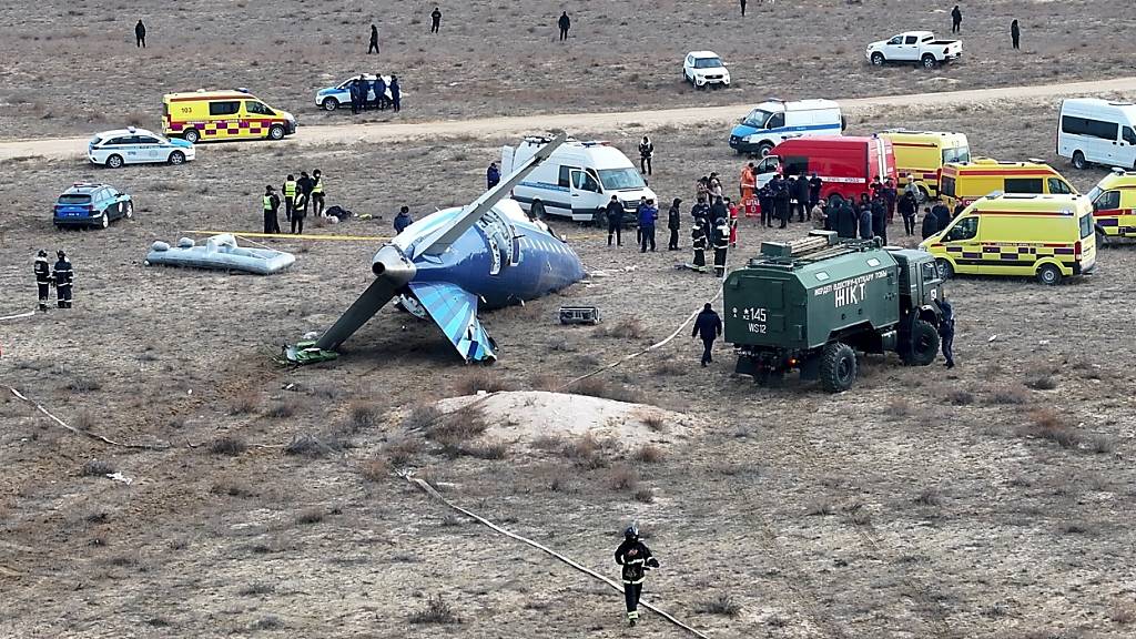 Das Wrack einer Embraer 190 der Azerbaijan Airlines liegt in der Nähe des Flughafens von Aktau. Foto: Azamat Sarsenbayev/AP/dpa