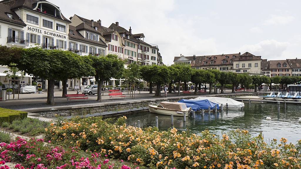 Rapperswil-Jona - im Bild die Seepromenade in Rapperswil - ist die grösste Schweizer Stadt ohne kommunales Parlament. 2022 könnte sich dies ändern. (Archivbild)