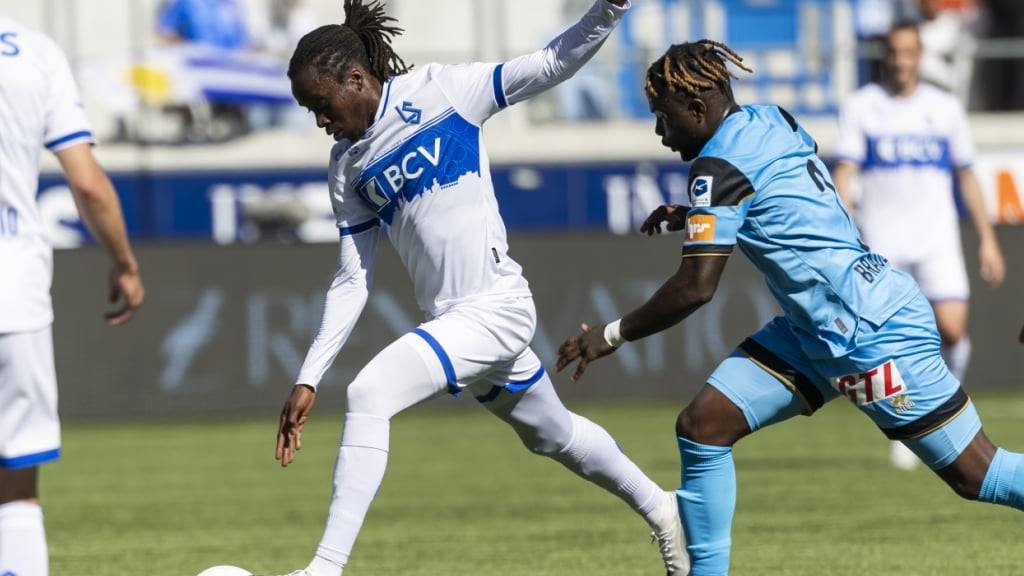 Lausannes Fousseni Diabaté im Zweikampf mit Luganos Zachary Brault-Guillard