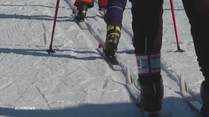 Blauer Himmel und Schnee: Grossandrang in Einsiedeln