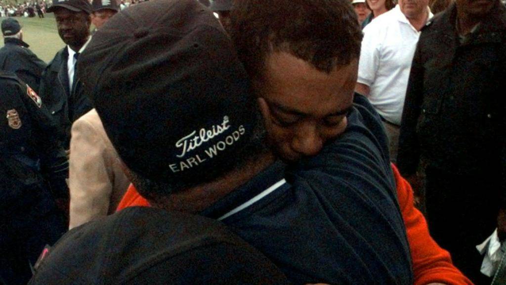 Tiger Woods konnte die Tränen nicht zurückhalten, als er seinen Vater Earl nach dem Triumph in Augusta umarmte
