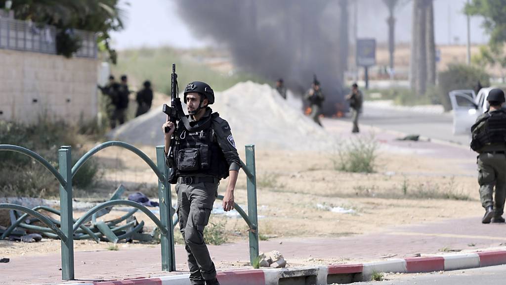 Israelische Soldaten beziehen Stellung. Foto: Ilan Assayag/AP/dpa