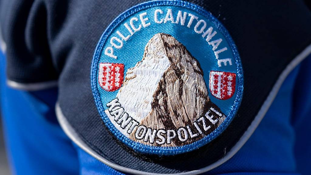 Die Walliser Kantonspolizei rückte am Samstagabend zu einem tödlichen Unfall mit einem Schneemobil in Crans-Montana aus. (Symbolbild)