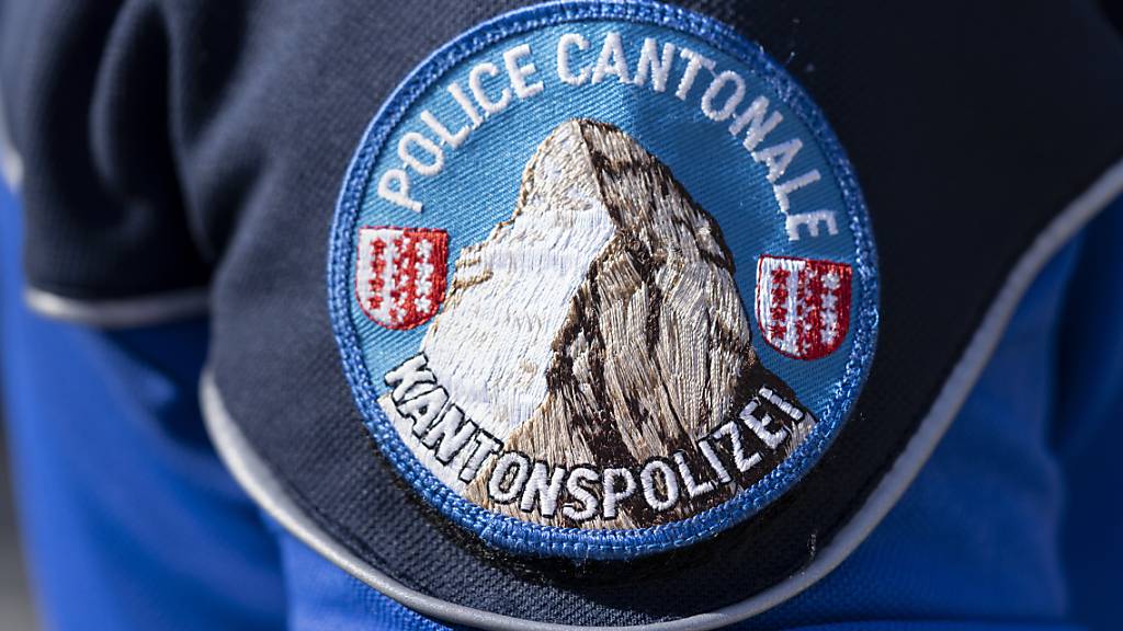 Die Walliser Kantonspolizei rückte am Samstagabend zu einem tödlichen Unfall mit einem Schneemobil in Crans-Montana aus. (Symbolbild)