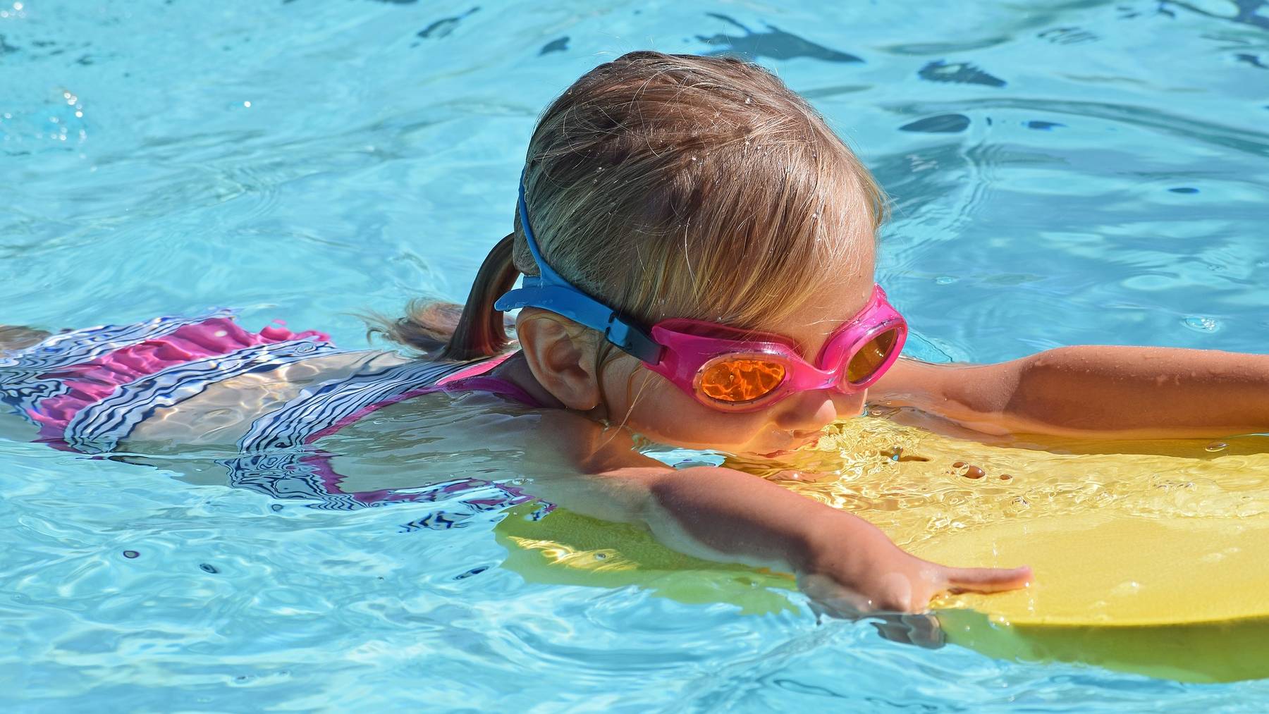 Tauchen, schweben, strampeln: Mit fünf Jahren sind die Kinder reif, Schwimmen zu lernen.