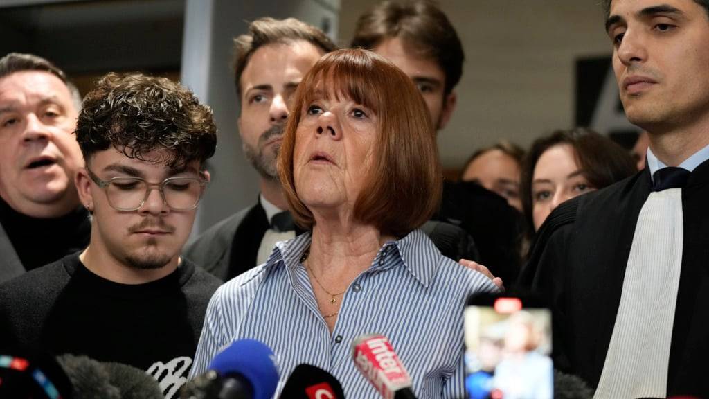 ARCHIV - Gisèle Pelicot spricht mit der Presse, während sie den Gerichtssaal im südfranzösischen Avignon verlässt. Foto: Lewis Joly/AP/dpa/Archivbild