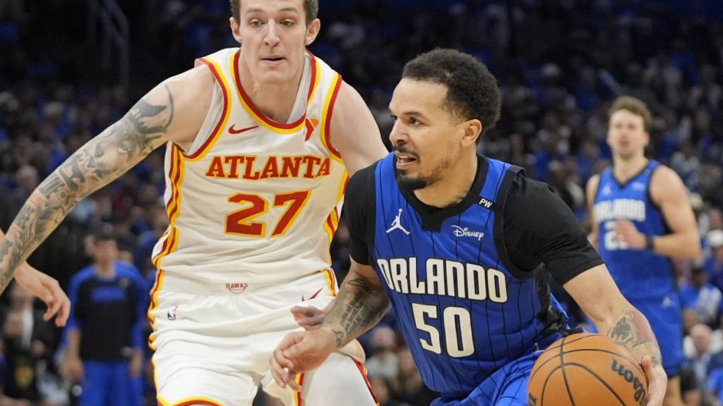 Cole Anthony von den Orlando Magic setzt sich gegen Vit Krejci von den Atlanta Hawks durch
