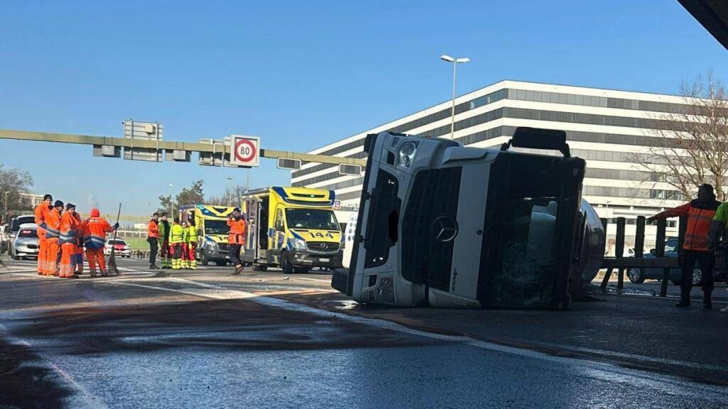 Ein umgekippter Betontransporter auf der A11 bei Glattbrugg sorgte am Dienstagnachmittag für eine stundenlange Sperrung der Autobahn in Richtung Zürich.