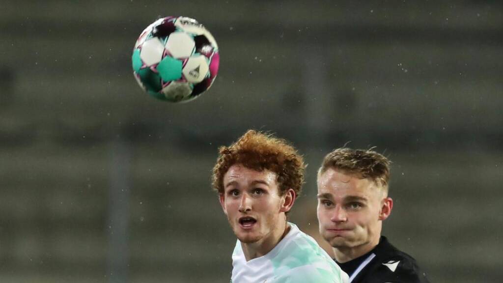 Bremens 1:0-Torschütze Josh Sargent (vorne) im Duell mit dem Bielefelder Amos Pieper.