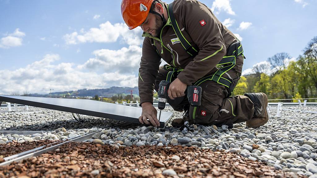 Der Bau von Solarzellen auf dem eigenen Dach braucht im Kanton Zürich seit einem Jahr keine Baubewilligung mehr. Das Projekt muss lediglich noch gemeldet werden. Die Baudirektion ist mit dem bisherigen Erfolg des vereinfachten Verfahrens zufrieden. (Symbolbild)