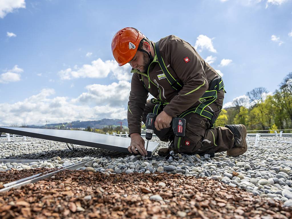 Der Bau von Solarzellen auf dem eigenen Dach braucht im Kanton Zürich seit einem Jahr keine Baubewilligung mehr. Das Projekt muss lediglich noch gemeldet werden. Die Baudirektion ist mit dem bisherigen Erfolg des vereinfachten Verfahrens zufrieden. (Symbolbild)