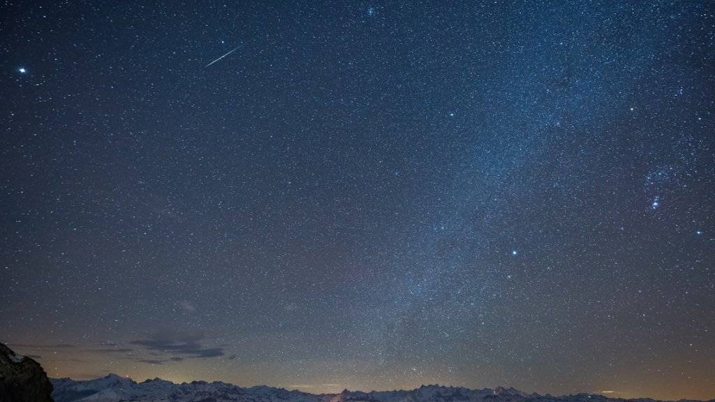 Eine Sternschnuppe zog im vergangenen Dezember ihre Bahn über dem Zentralschweizer Nachthimmel (Archivbild)