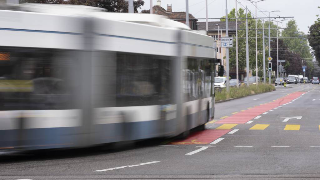 Ein 25-jähriger Velofahrer ist im Kreis 10 frontal mit einem VBZ-Bus kollidiert. Er musste mit schweren Verletzungen ins Spital gebracht werden. (Symbolbild)