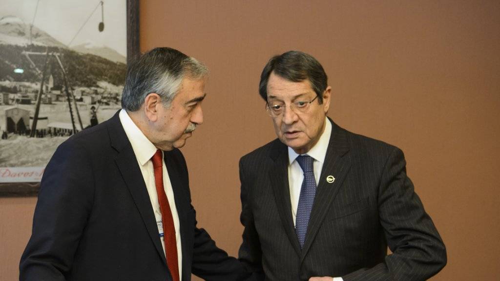Mustafa Akinci (links) und sein Amtskollege Nicos Anastasiades streben die Versöhnung auf Zypern an. (Archivbild)
