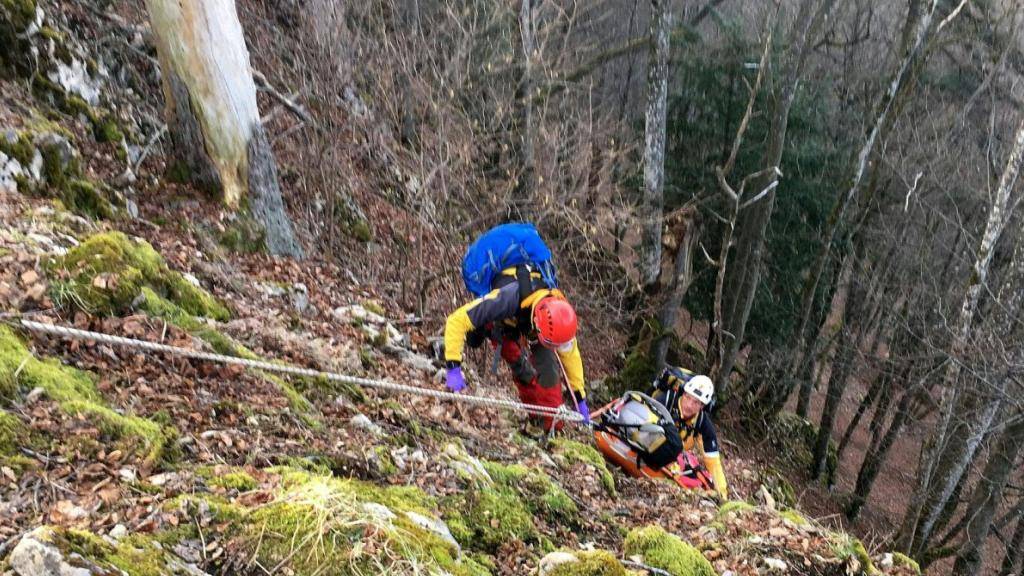 Aufwendige Bergung eines abgestürztes Wanderers in der steilen Wasserflue: Bergretter ziehen den Mann in der Rettungswanne nach oben.