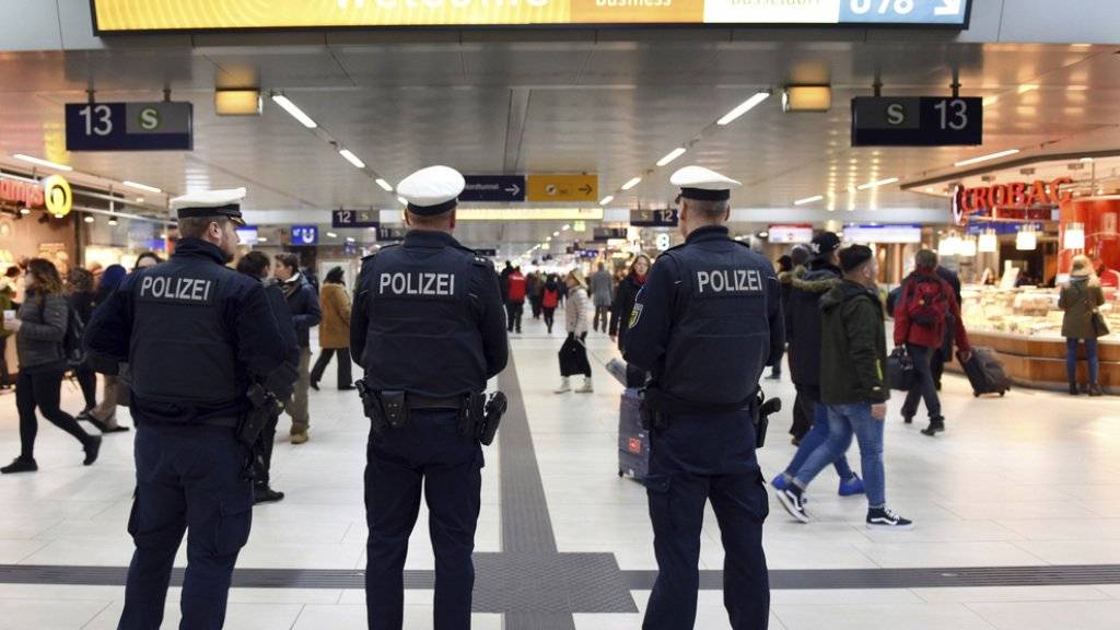 Polizisten am Freitag, einen Tag nach dem Axt-Angriff, im Düsseldorfer Hauptbahnhof.