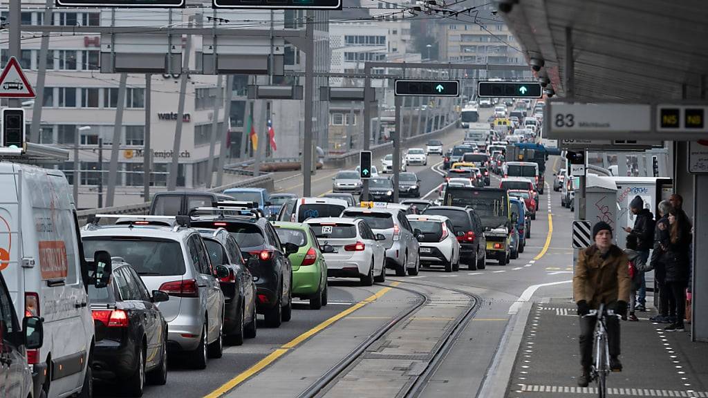 Auf der Hardbrücke in Zürich ist es am Donnerstagmorgen zu einem tödlichen Unfall gekommen. (Symbolbild)