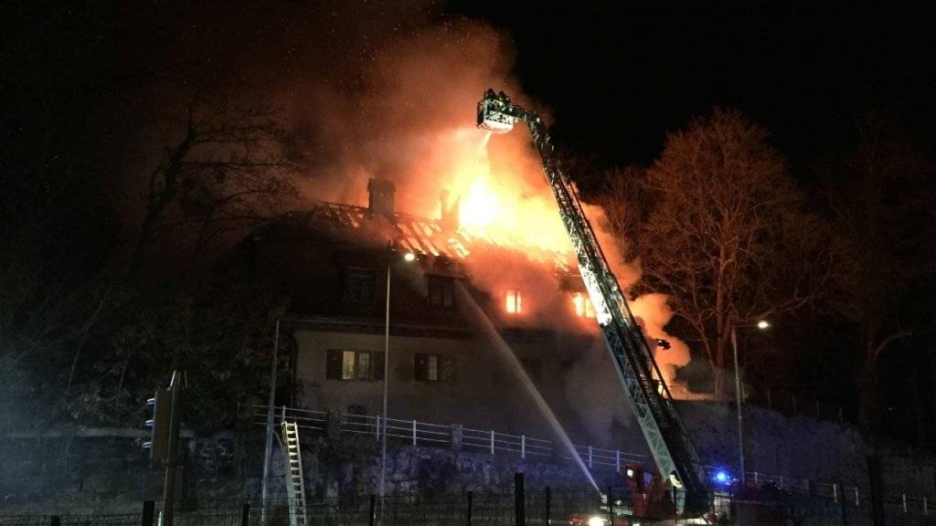 Bei einem Brand in einem alten Wohnhaus in Freiburg ist eine Person ums Leben gekommen. Sieben Personen konnten gerettet werden.