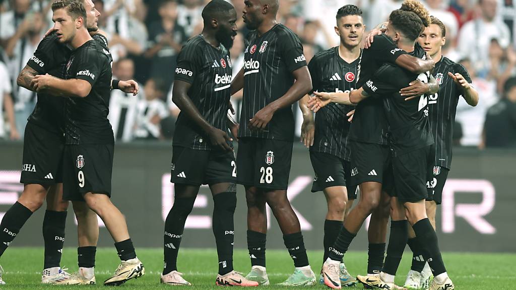 Die Spieler von Besiktas feiern gegen Lugano einen klaren Sieg