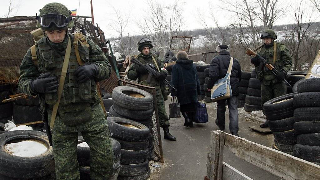 Bewohner der Region Luhansk passieren einen Kontrollpunkt der pro-russischen Separatisten. Die Lage in der Ostukraine bleibt trotz einer neuen Waffenruhe angespannt. (Archiv)