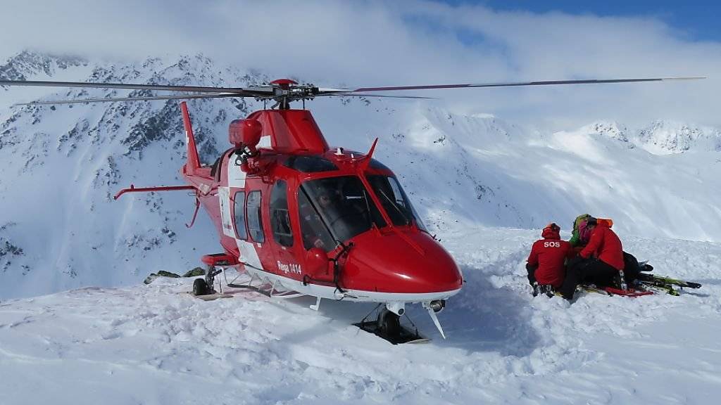 Die Bergretter der Schweizerischen Rettungsflugwacht (Rega) im Einsatz. Sie mussten drei Skitourenfahrer ausfliegen, die zusammen mit ihren vier Rettern eine Nacht im Biwak verbracht hatten. (Bild: Rega)