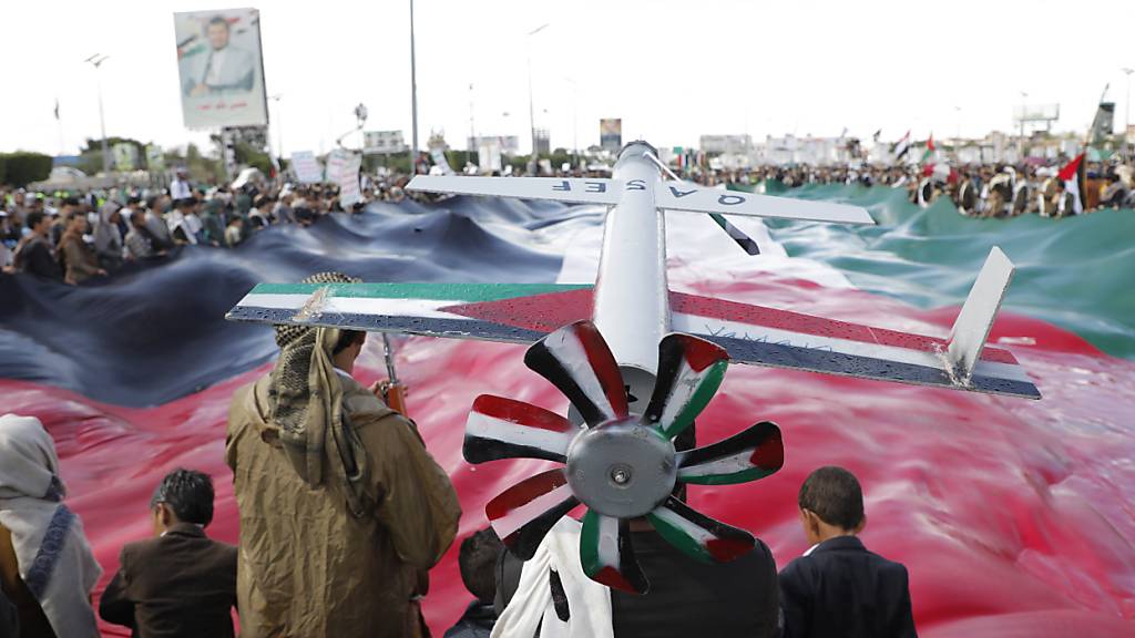 ARCHIV - Huthi-Anhänger im Jemen nehmen an einem Protest gegen Israel und der USA teil. Foto: Osamah Abdulrahman/AP/dpa
