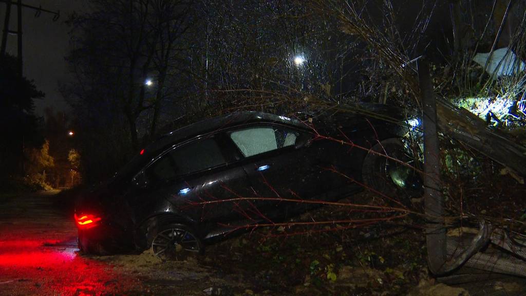 22-Jähriger verunfallt mit PS-starkem BMW im Kreis 12