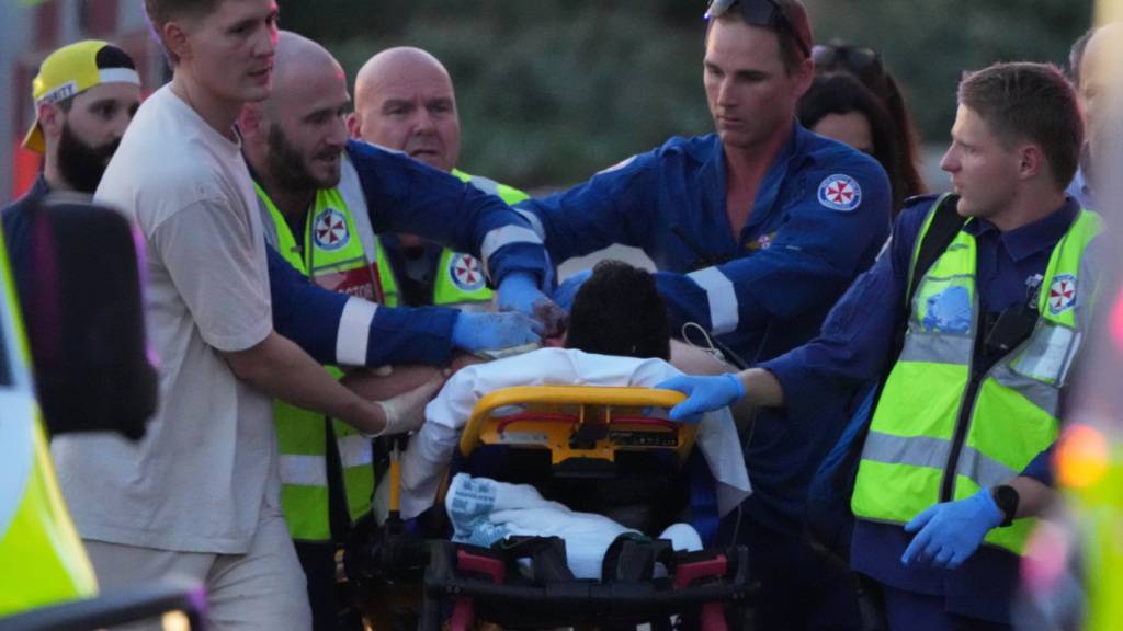 dpatopbilder - Rettungskräfte transportieren eine Person auf einer Bahre nach einem Zwischenfall am Bondi Beach in Sydney. Foto: Mark Baker/AP/dpa