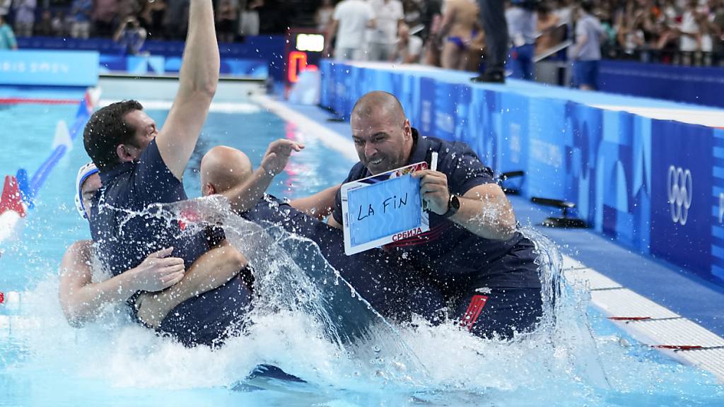 Serbiens Wasserballer feiern den Olympia-Hattrick ausgelassen