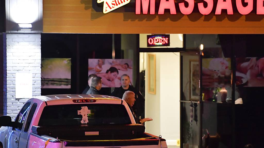 Die Sicherheitsbehörden sind zum Tatort einer tödlichen Schießerei in einem Massagesalon in Georgia gekommen. Foto: Mike Stewart/AP/dpa