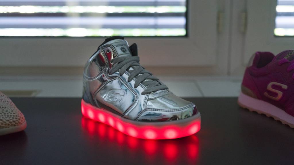 Ein Leuchtturnschuh der Marke Skechers. (Archivbild)