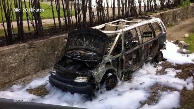 Bub setzt beim zündeln Auto in Brand