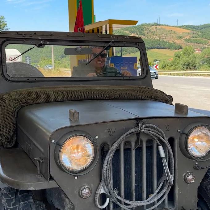 «Ich liebe dieses Auto» – Zürcher fährt mit Militärjeep in die Kosovo-Ferien