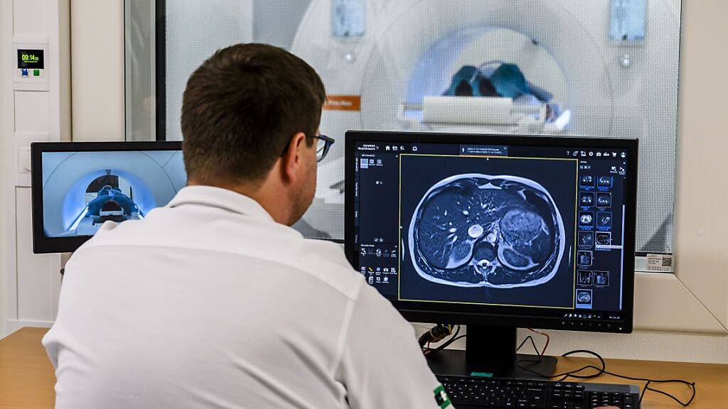 Das am Chuv getestete MRT-Gerät, das von künstlicher Intelligenz unterstützt wird, soll die Qualität der Versorgung von Patienten verbessern, die regelmässige Untersuchungen benötigen.