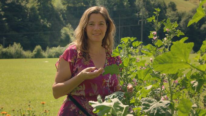 Beatrice Bissig-Odermatt zeigt ihren Kräutergarten mit Heilpflanzen