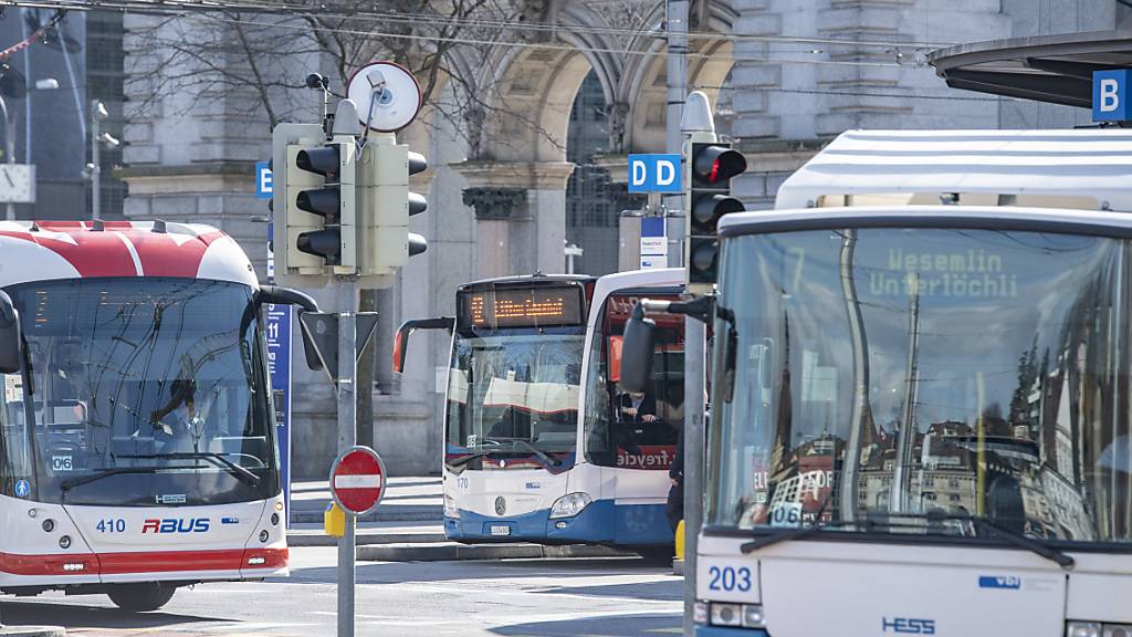 Busse der VBL AG am Bahnhof Luzern. Die Subventionsaffäre um das städtische Unternehmen ist politisch noch nicht abgeschlossen. (Archivaufnahme)