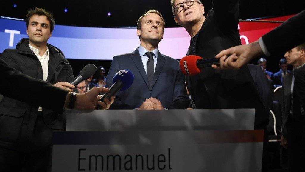 Wird als Favorit für Frankreichs Präsidentschaftswahl gehandelt: der Sozialliberale Emmanuel Macron (m.), hier kurz vor der TV-Debatte in den Nachrichtensendern BFMTV und CNews.