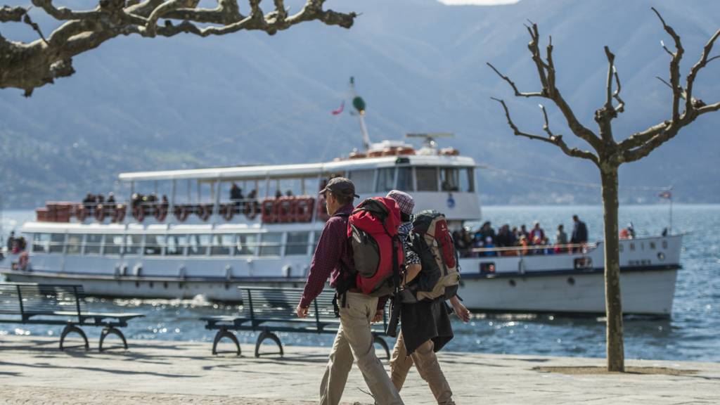 Das Tessin könnte sich in diesem Jahr als sichere und stabile Reise-Alternative erweisen. Im Bild das Ufer des Lago Maggiore in Ascona. (Archivbild)